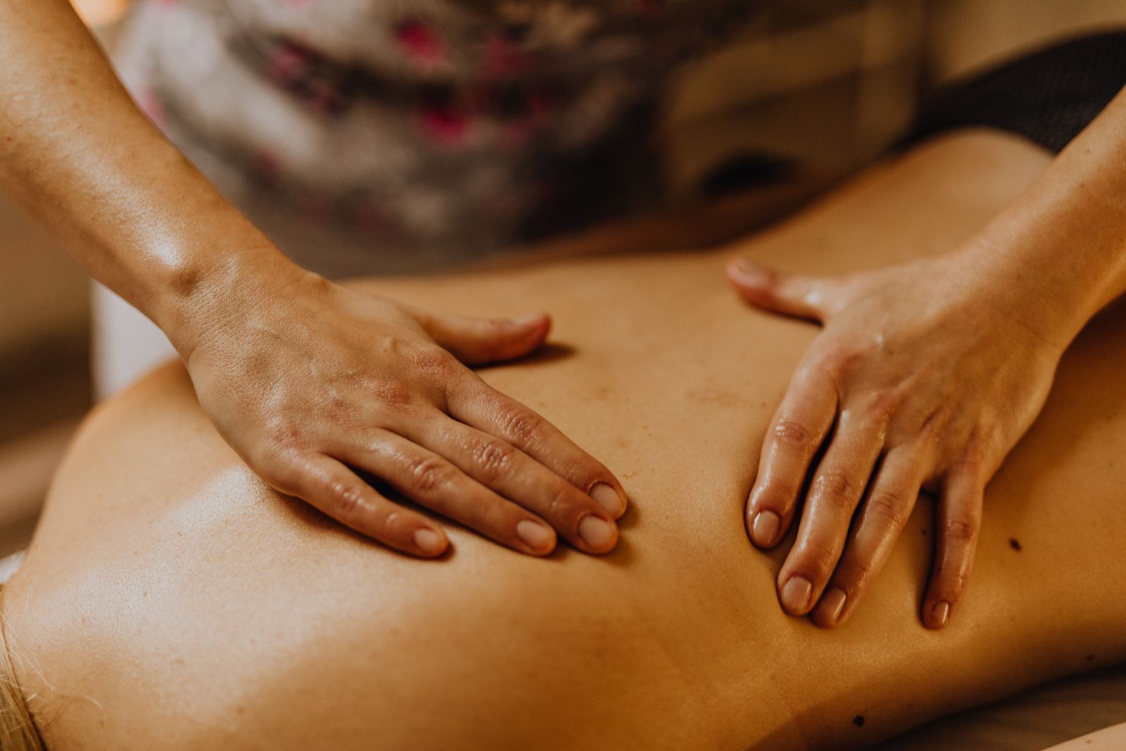 Händer i behandling under en avslappnande massage